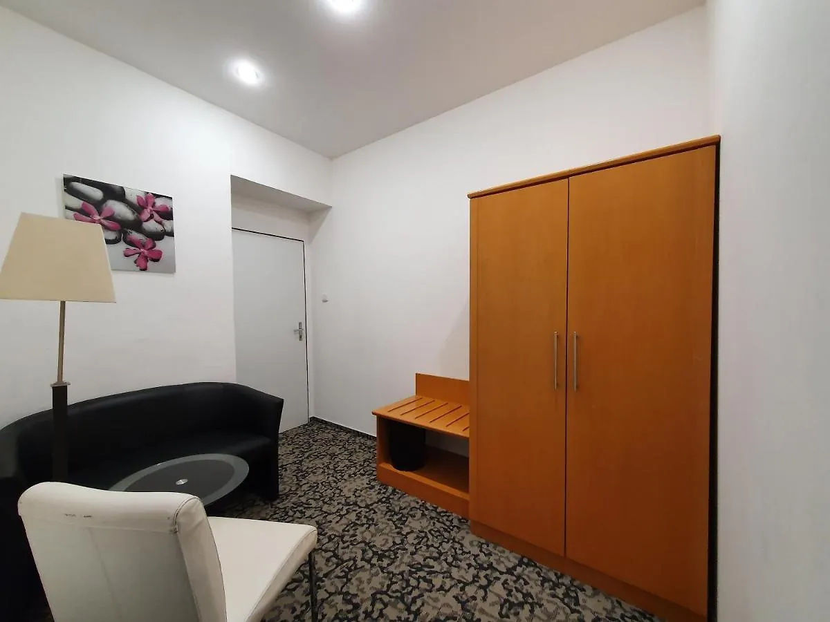 Pension Jana - Domov Mladeze Praag 2*,