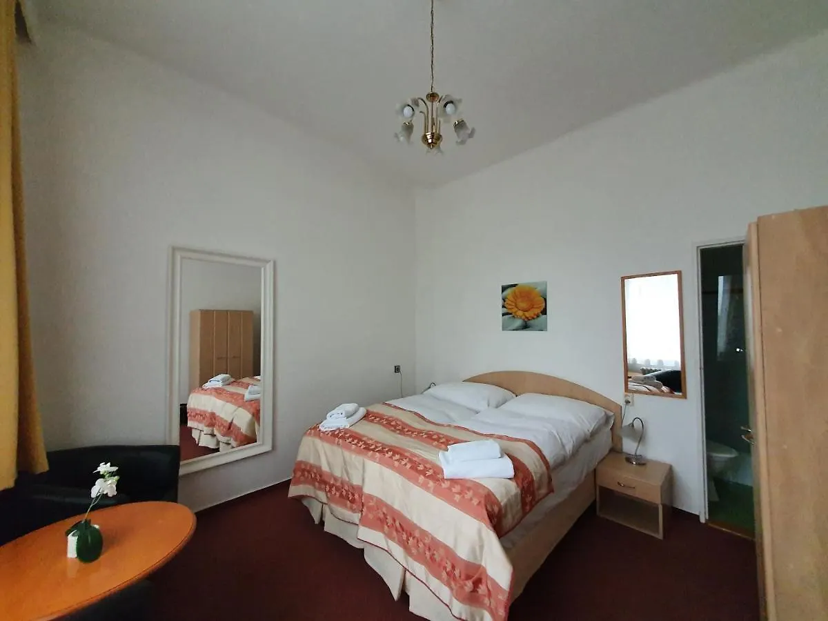 Pension Jana - Domov Mladeze Prague Guest house