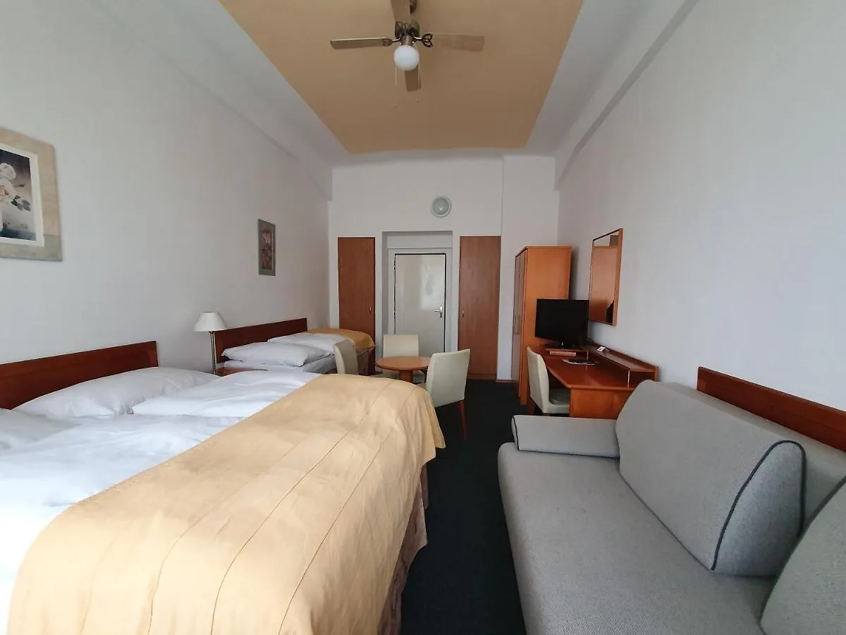 Pension Jana - Domov Mladeze Hotel Praag 2*,  Tsjechië